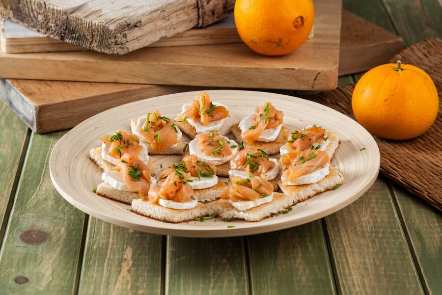 Tostas de queijo de cabra e salmão marinado