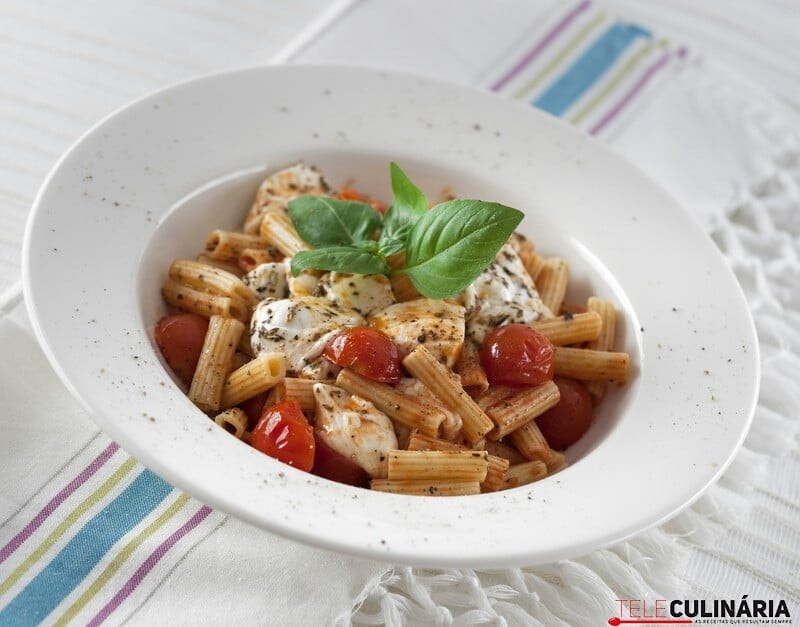 Salada de massa, tomate e mozzarella fresca