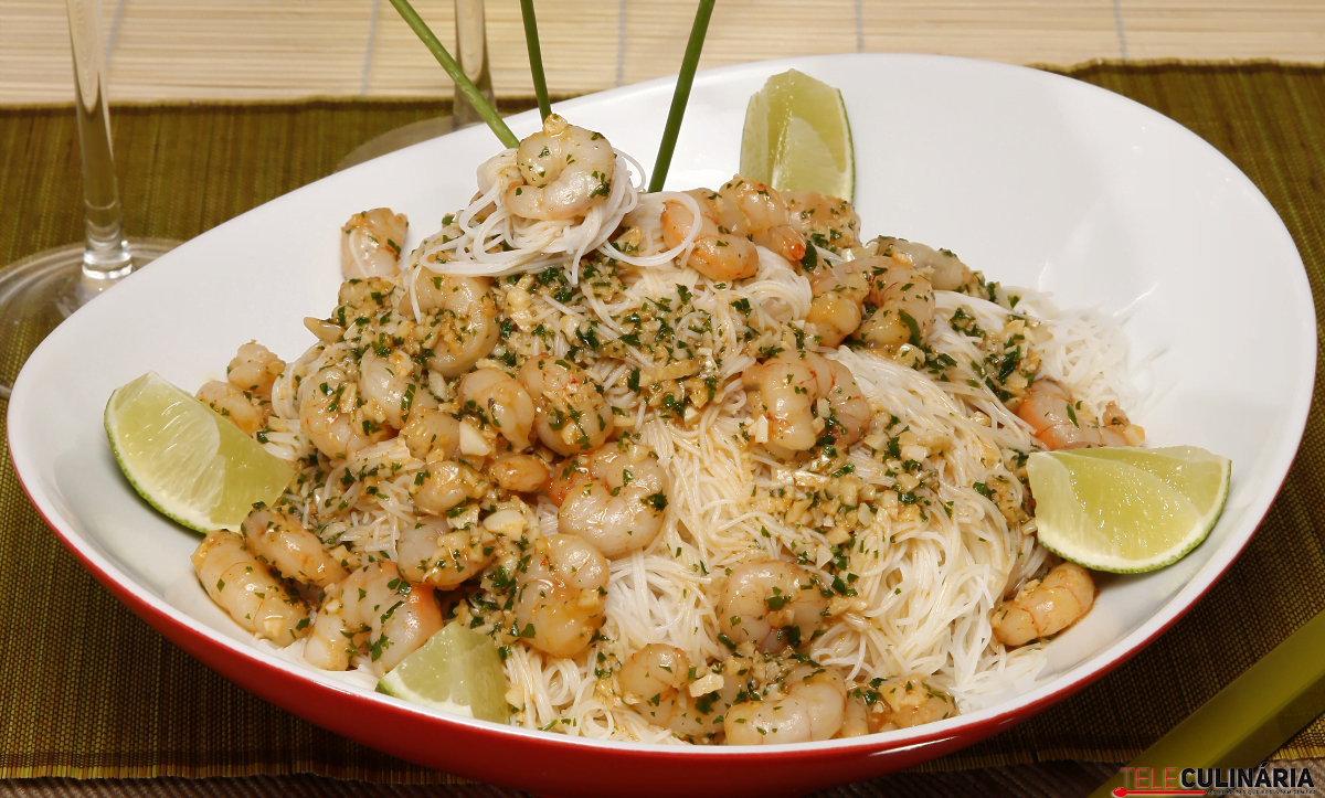 Massa com gambas e molho de alho