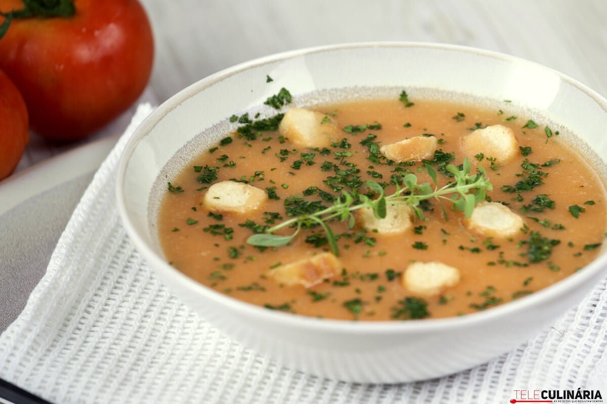 Sopa de tomate aromatizada
