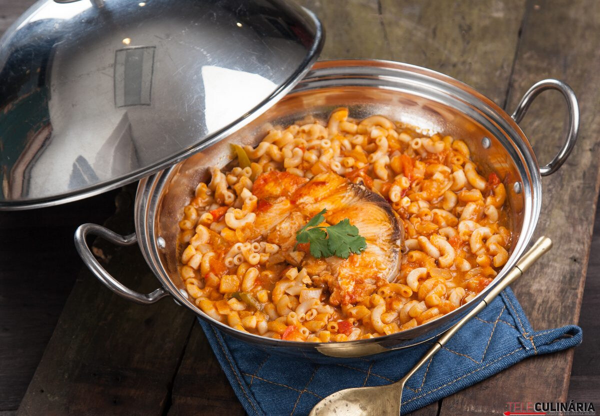 Cataplana de peixe com massa de cotovelos