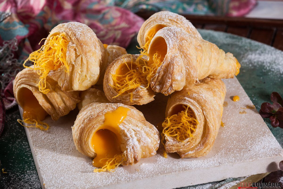 Cornucópias com doce de ovos