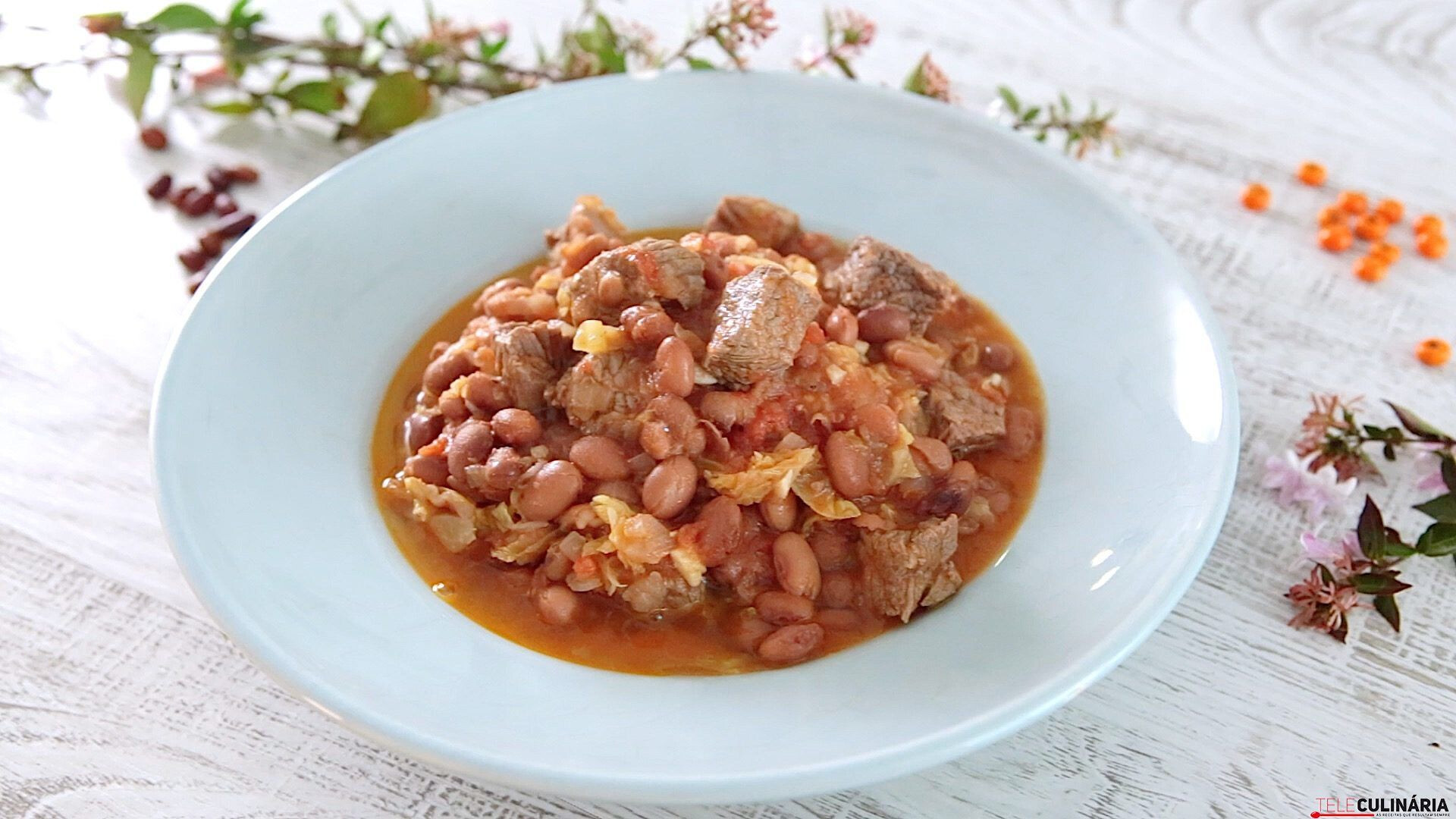 Carne guisada com feijão e couves