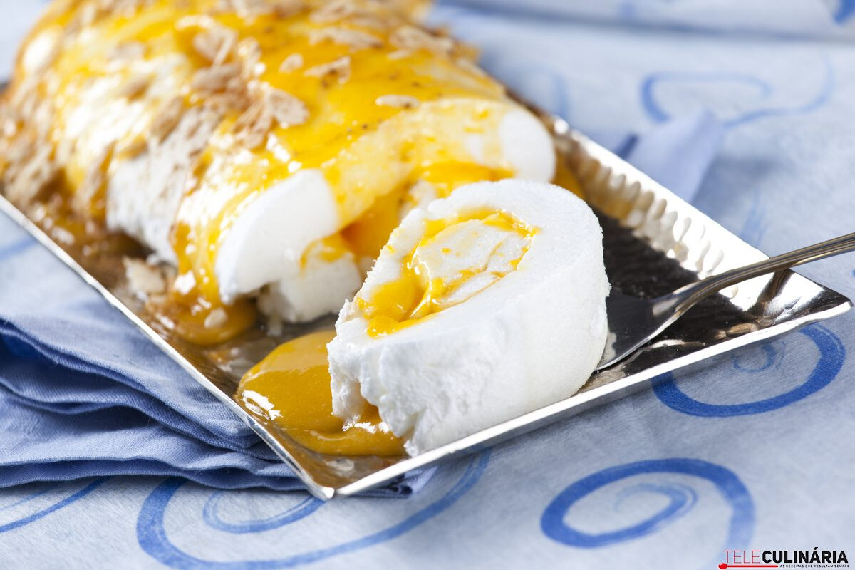 Torta de merengue com doce de ovos