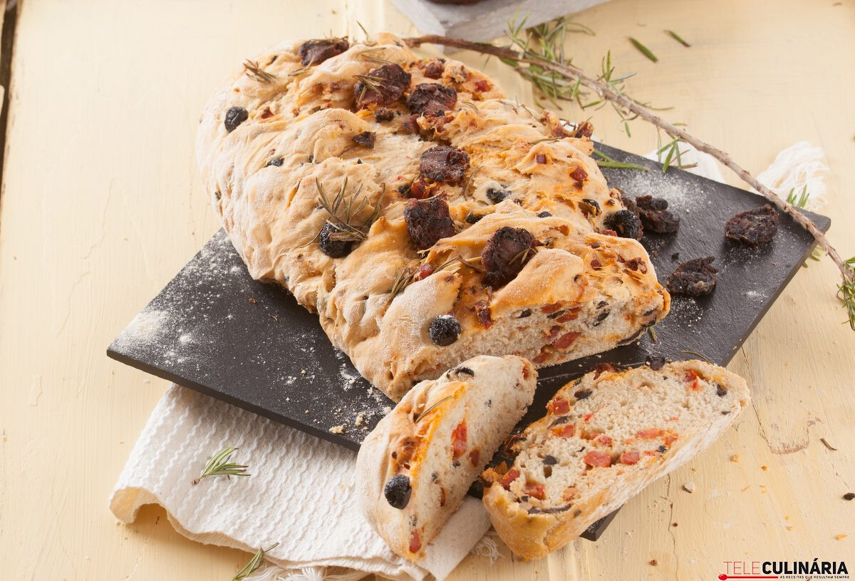 Pão com chouriço e azeitonas