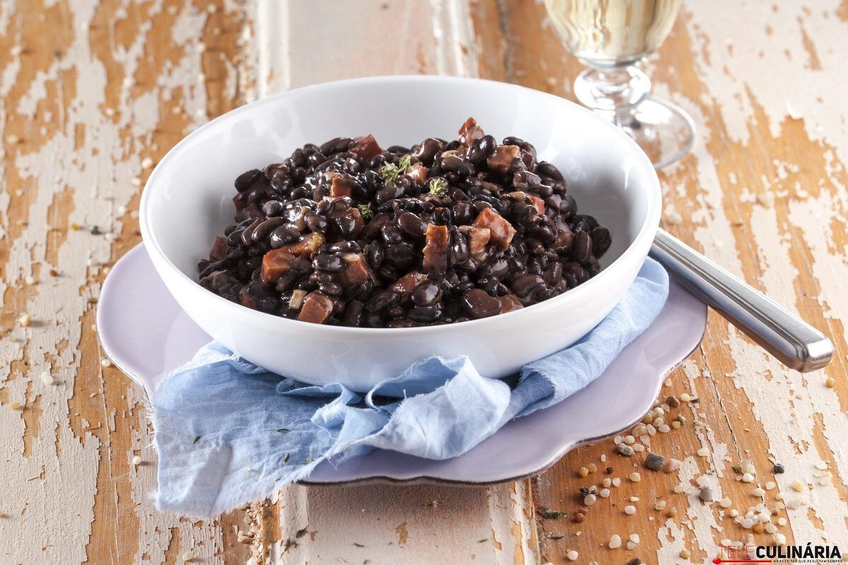 Feijão preto com bacon e linguiça