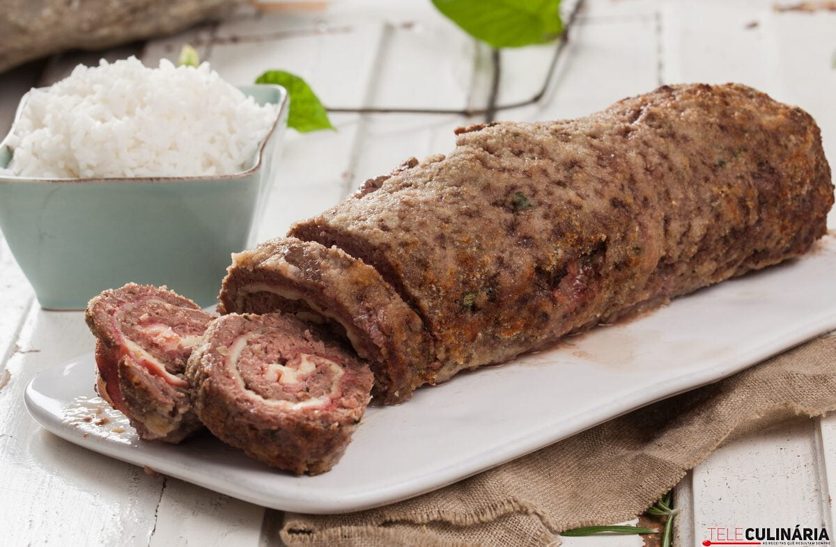 Receita de rolo de carne picada com queijo e fiambre