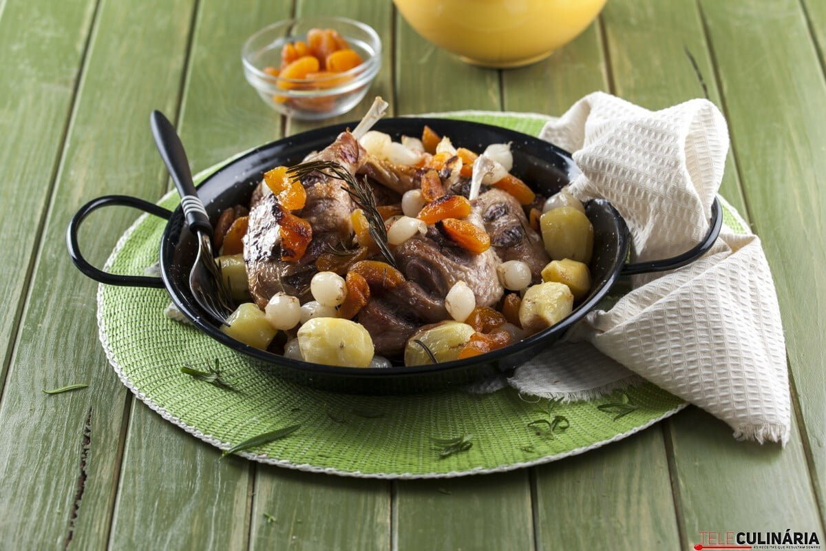 Perna de pato assada com alperces e batatinha dourada