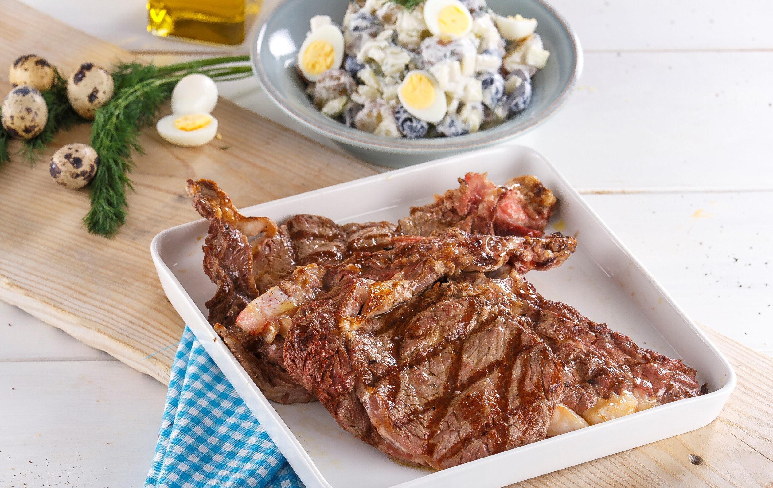 Costeletas de vitelão com salada de batata