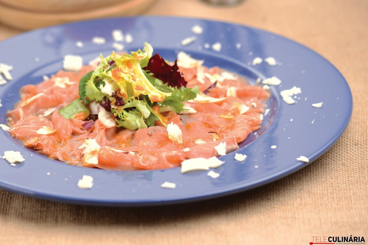 Carpaccio de salmão fumado com molho de pimento