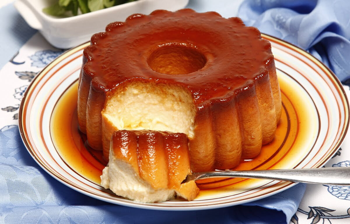 Pudim de iogurte com caramelo