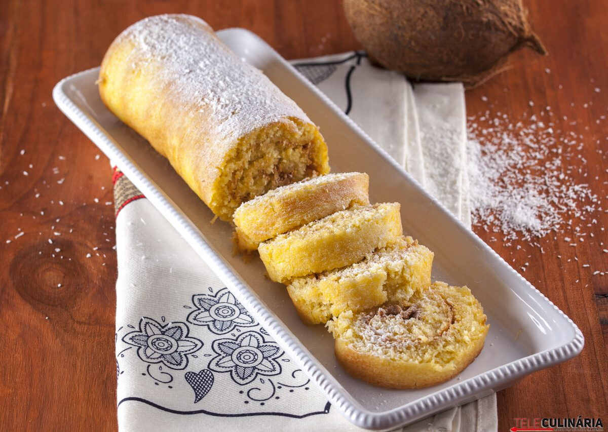 Torta recheada com creme de coco