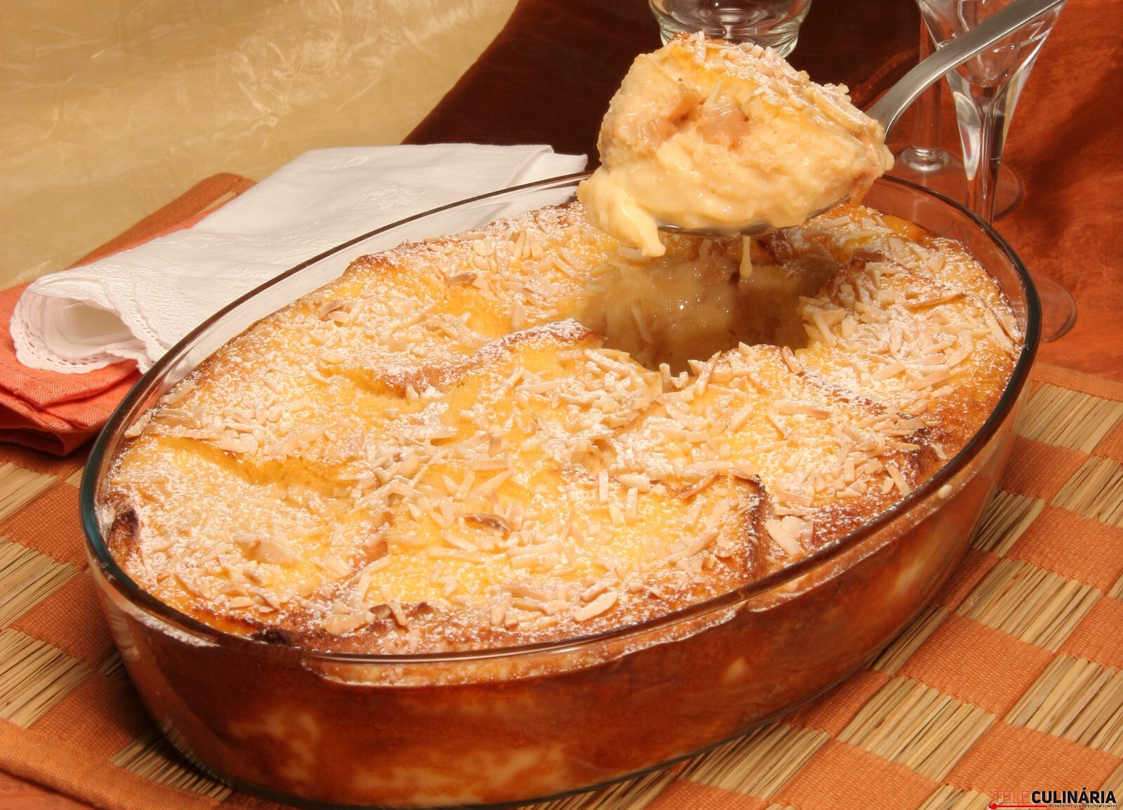 Pudim de bolo em tabuleiro