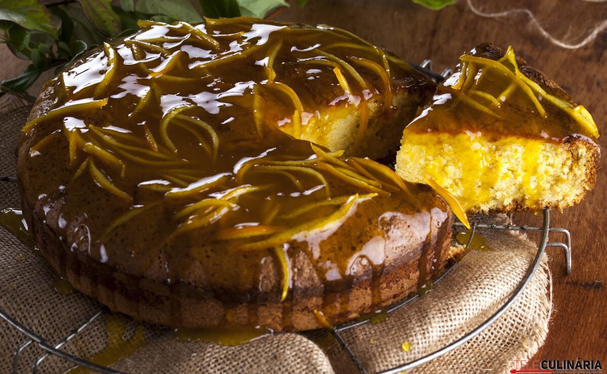 Bolo coberto de laranja