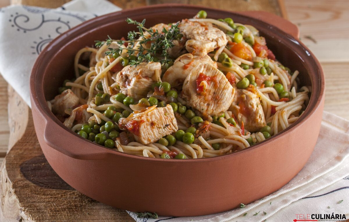 Frango com ervilhas e esparguete