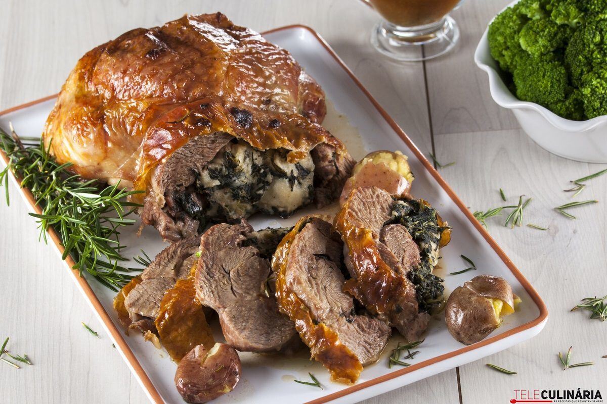 Perna de peru recheada com espinafres