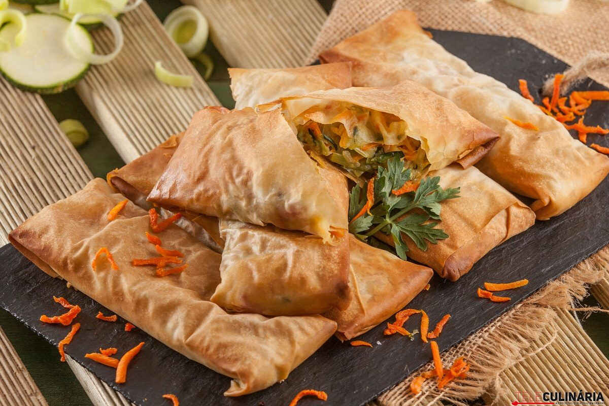 Almofadas de legumes em massa filo