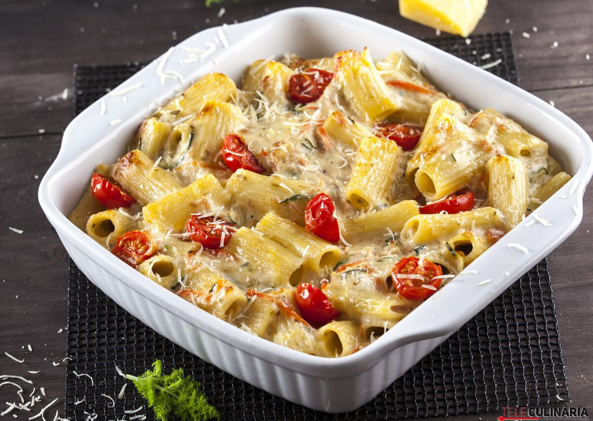 Tabuleiro de pasta de atum gratinada