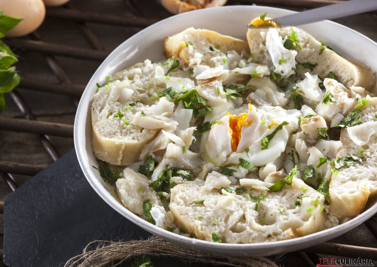 Sopa de bacalhau com ovos escalfados