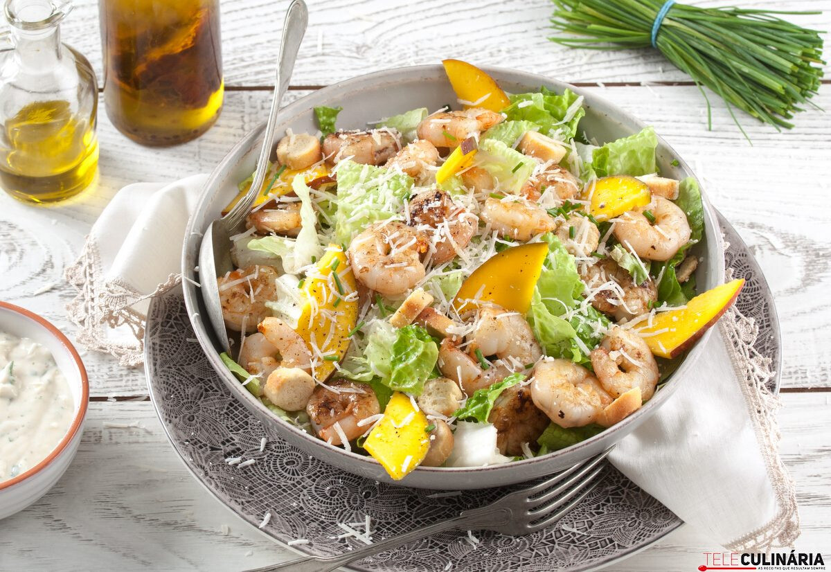 Salada César com camarão