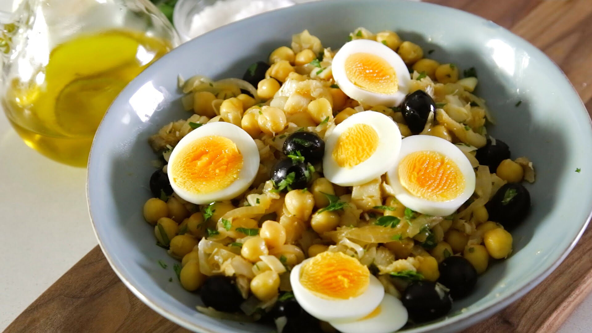 Salada de grão com bacalhau