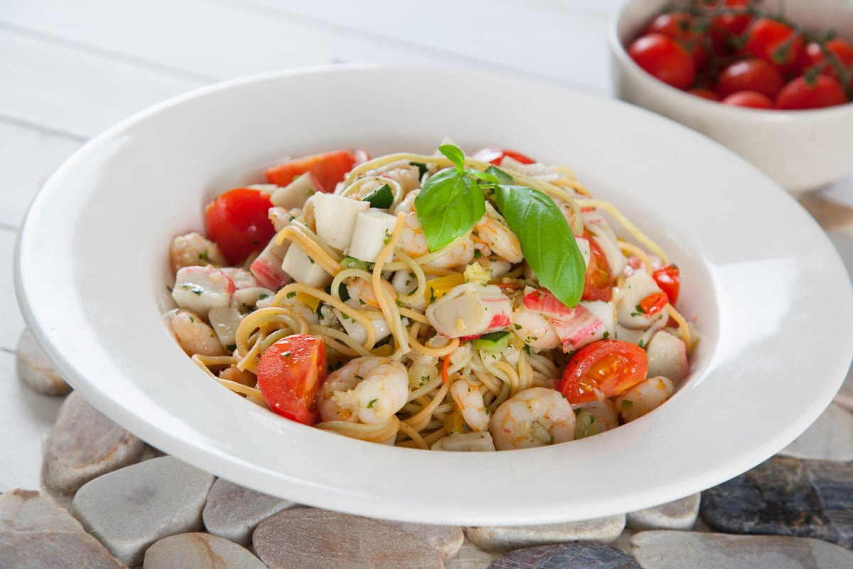 Esparguete com camarão e delícias do mar