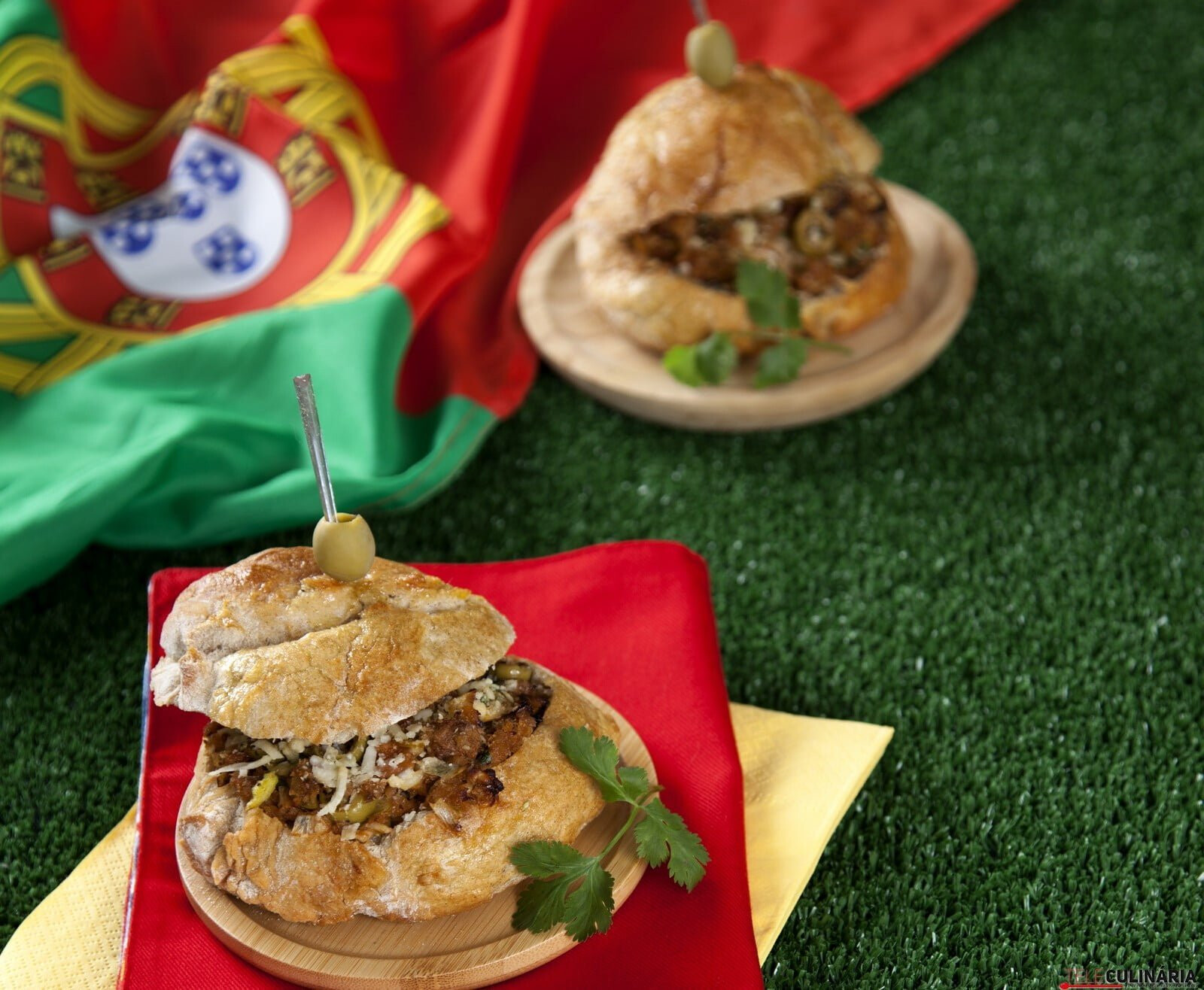 Bolas saloias com pasta de atum