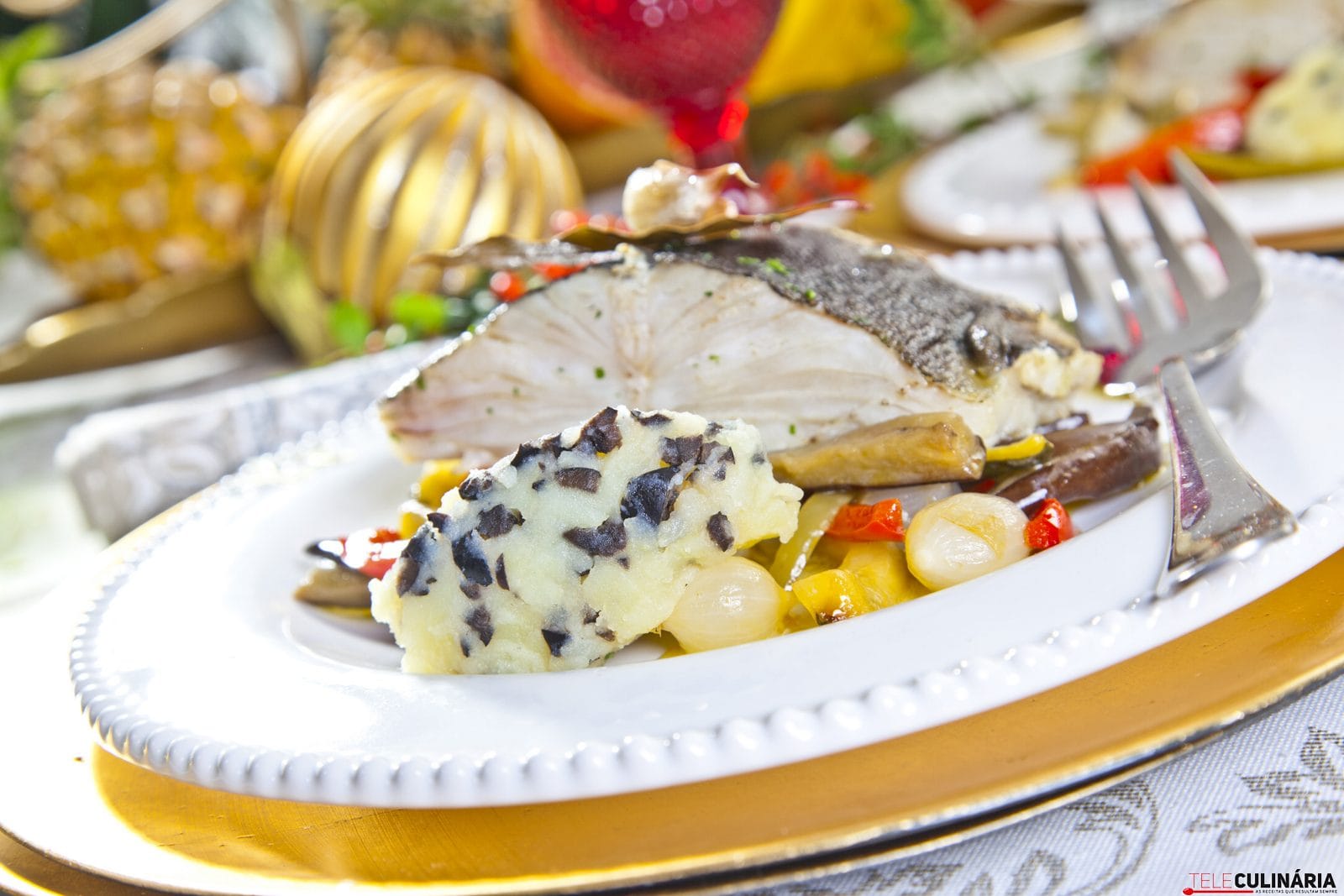 Bacalhau assado em cama de legumes e esmagada de batata com azeitona