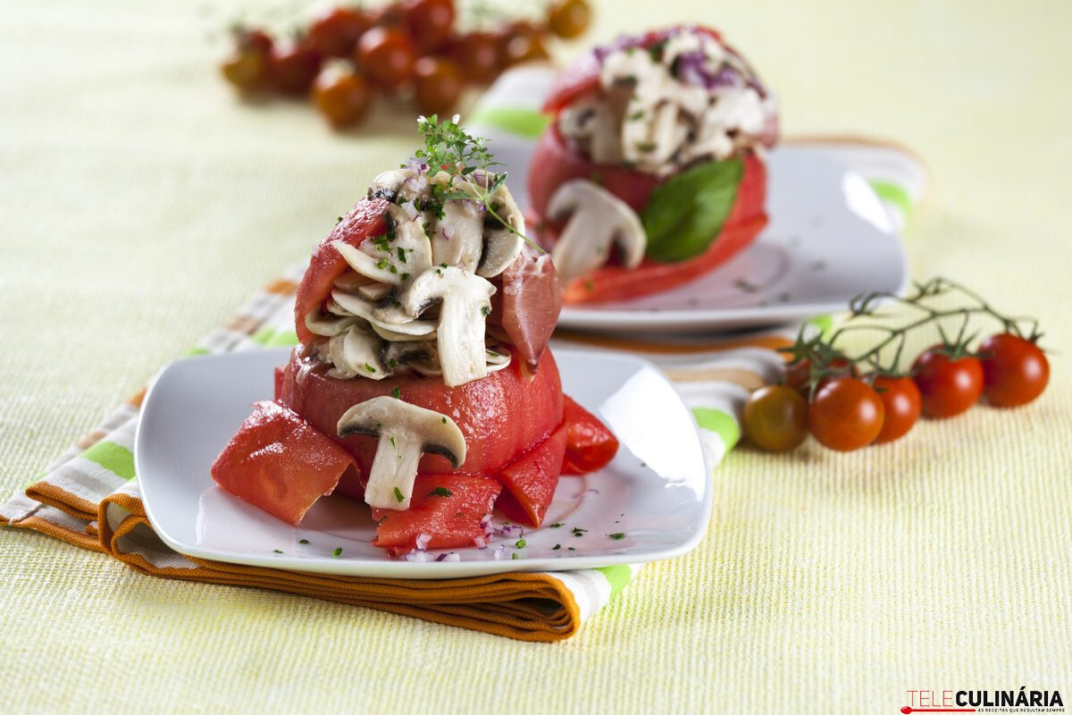 Tomates recheados com presunto e cogumelos