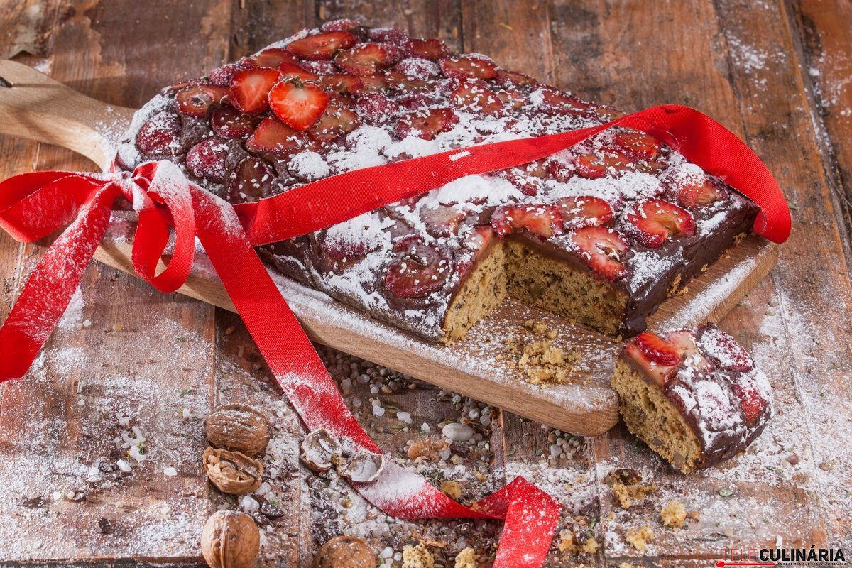 Bolo de noz com chocolate e morangos
