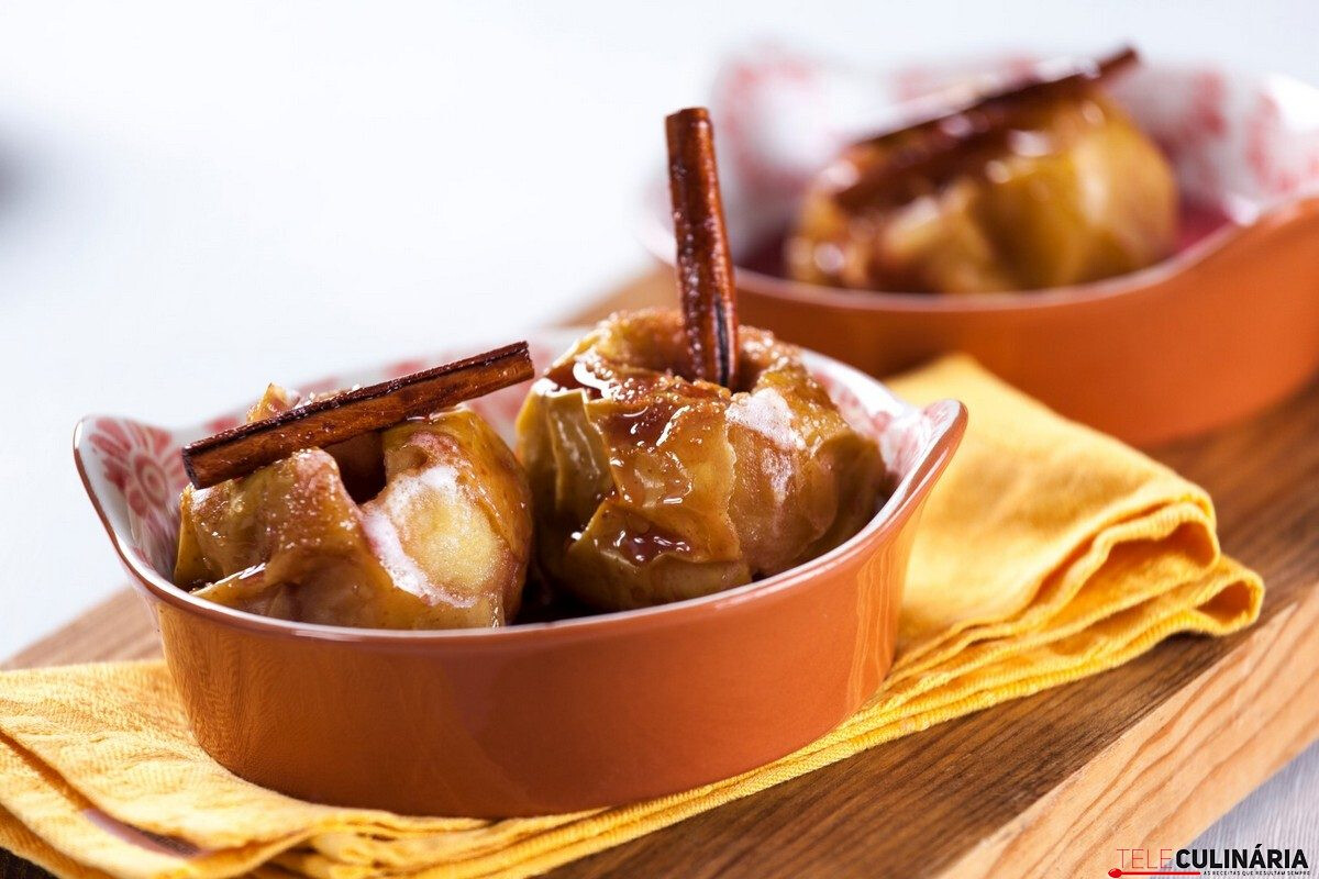 Maçãs assadas com calda de vinho tinto, mel e canela