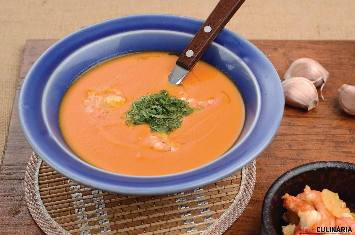 Creme de camarão e coentros