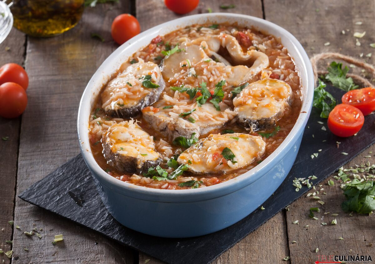 Arroz de peixe no tabuleiro