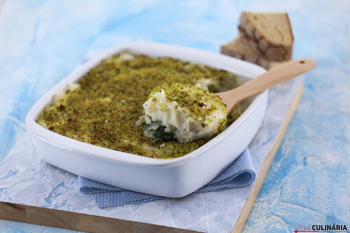 Empadão de peixe com espinafres e broa