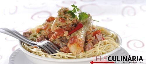 Frango guisado com esparguete
