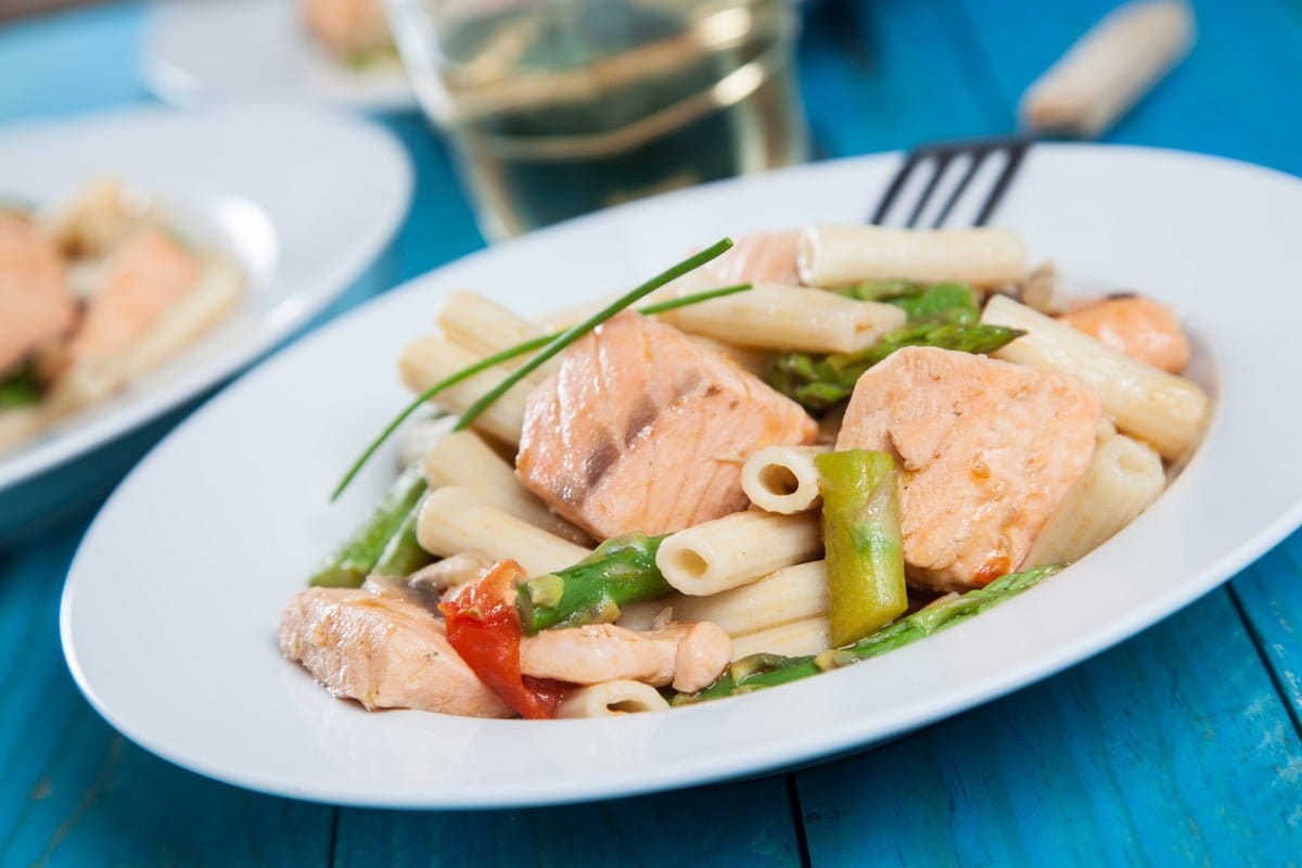 salmão salteada com massa penne