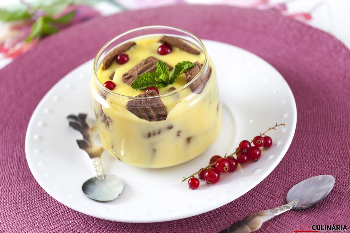 Doce de biscoitos e leite creme