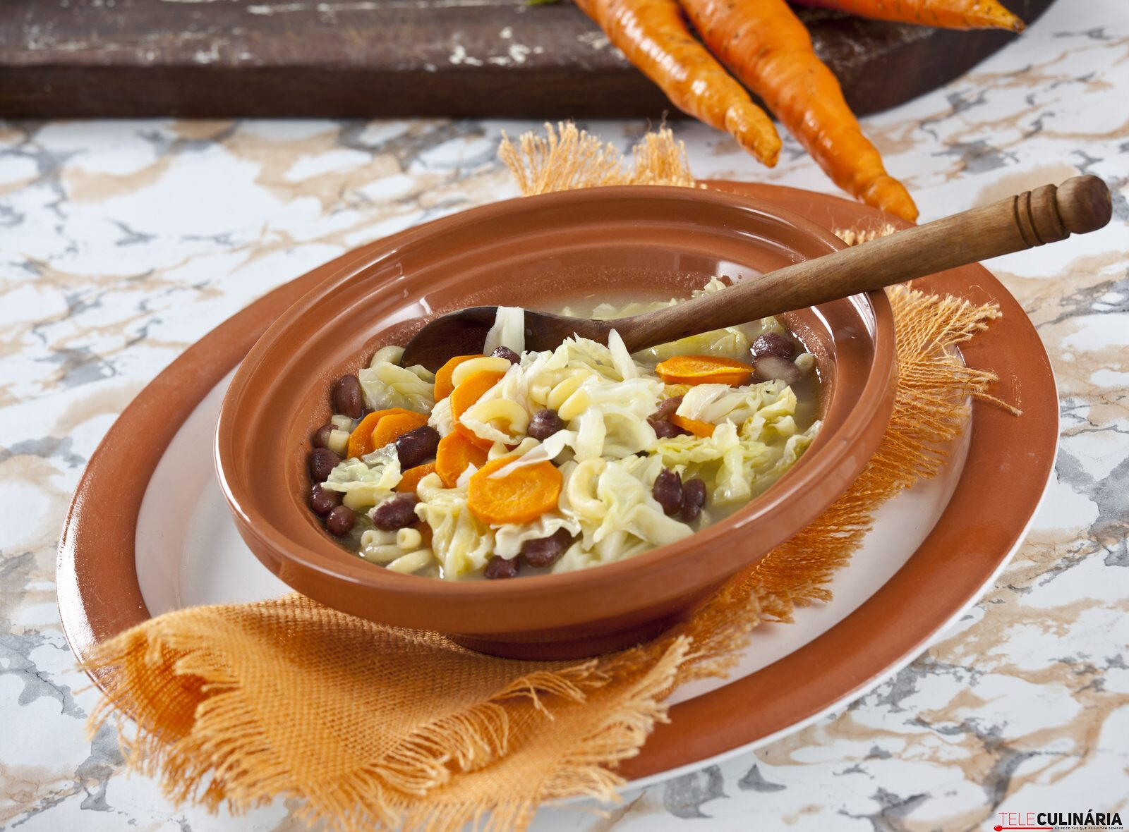 Sopa de feijão com lombardo e massinha