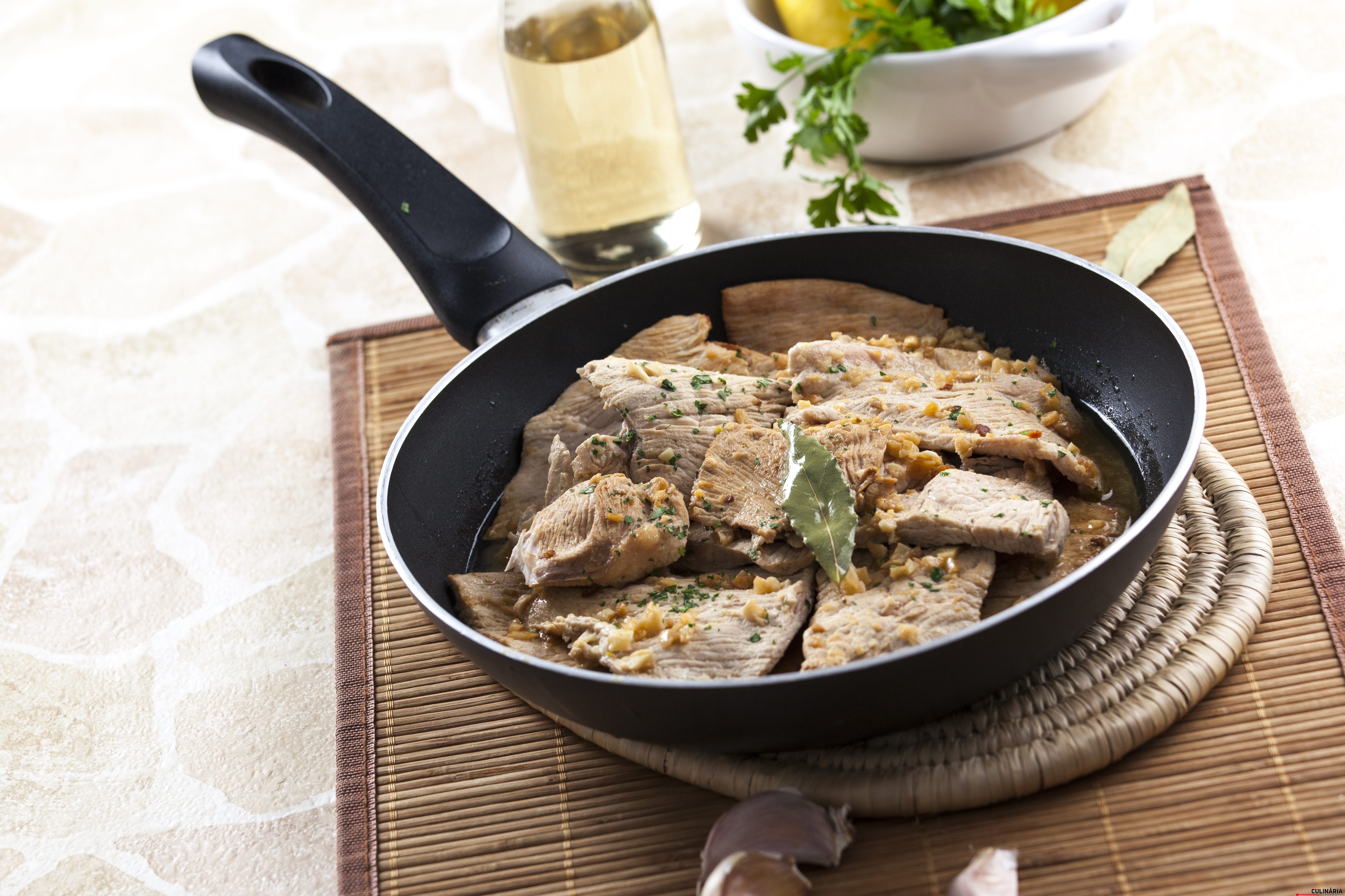 bifinhos de perú corados ao alhinho