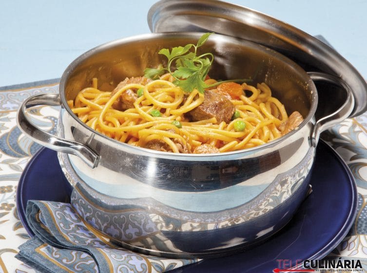 massa meada com carne e legumes