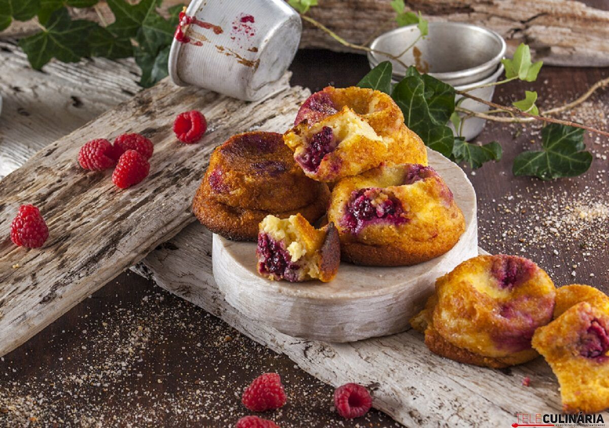 Bolinhos de queijo fresco com framboesas