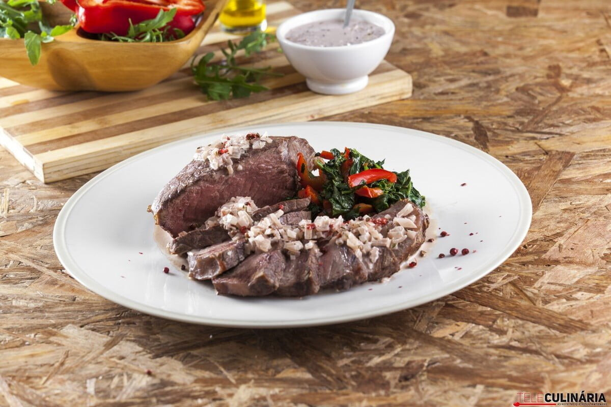 Naco de novilho com pimentos vermelhos