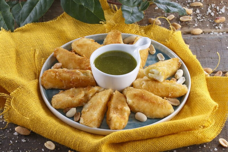Mozarela panada com pesto de amendoim