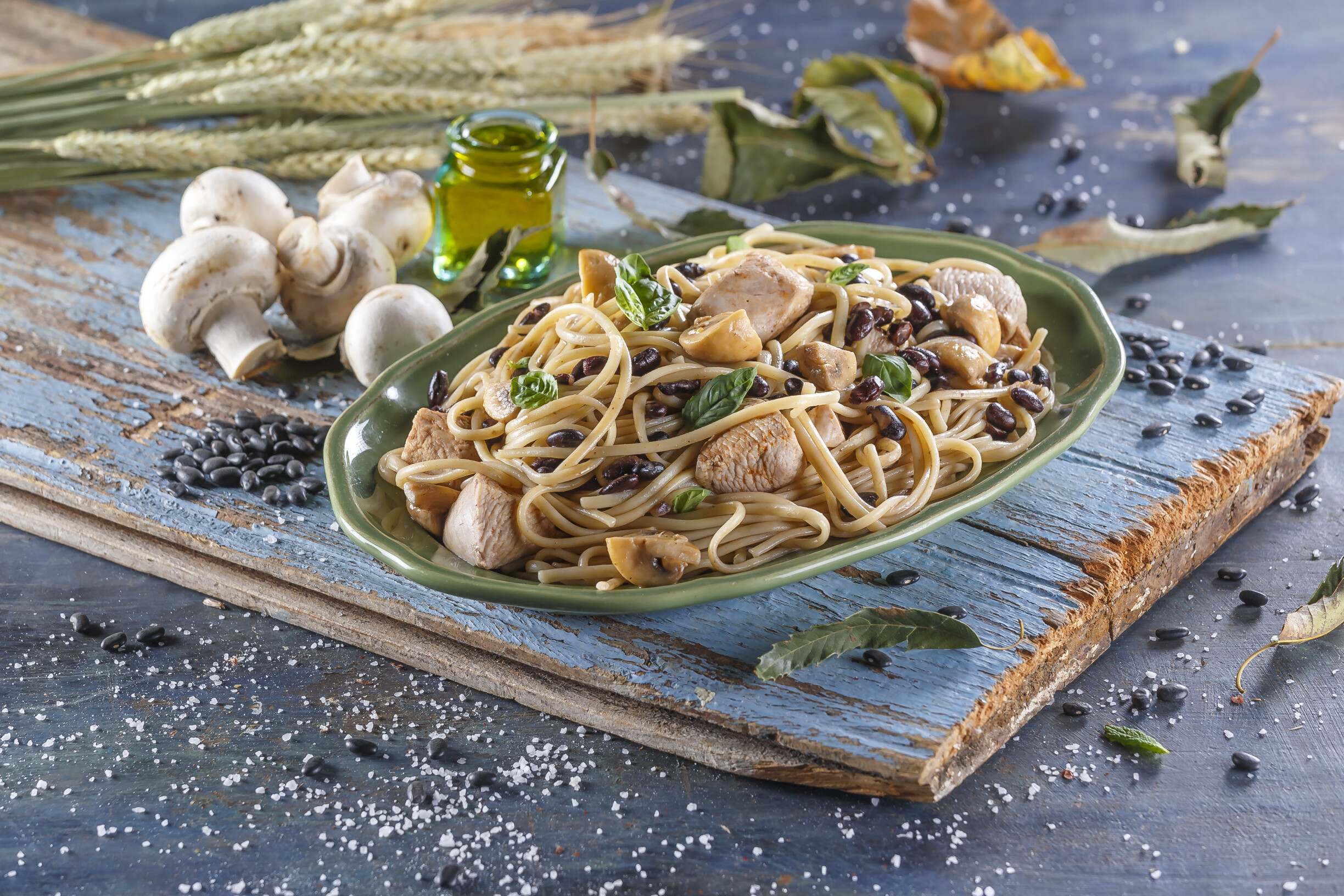 Linguine de frango e feijão preto