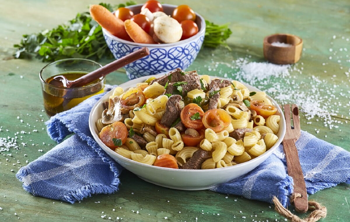 Salada de massa com tiras de novilho