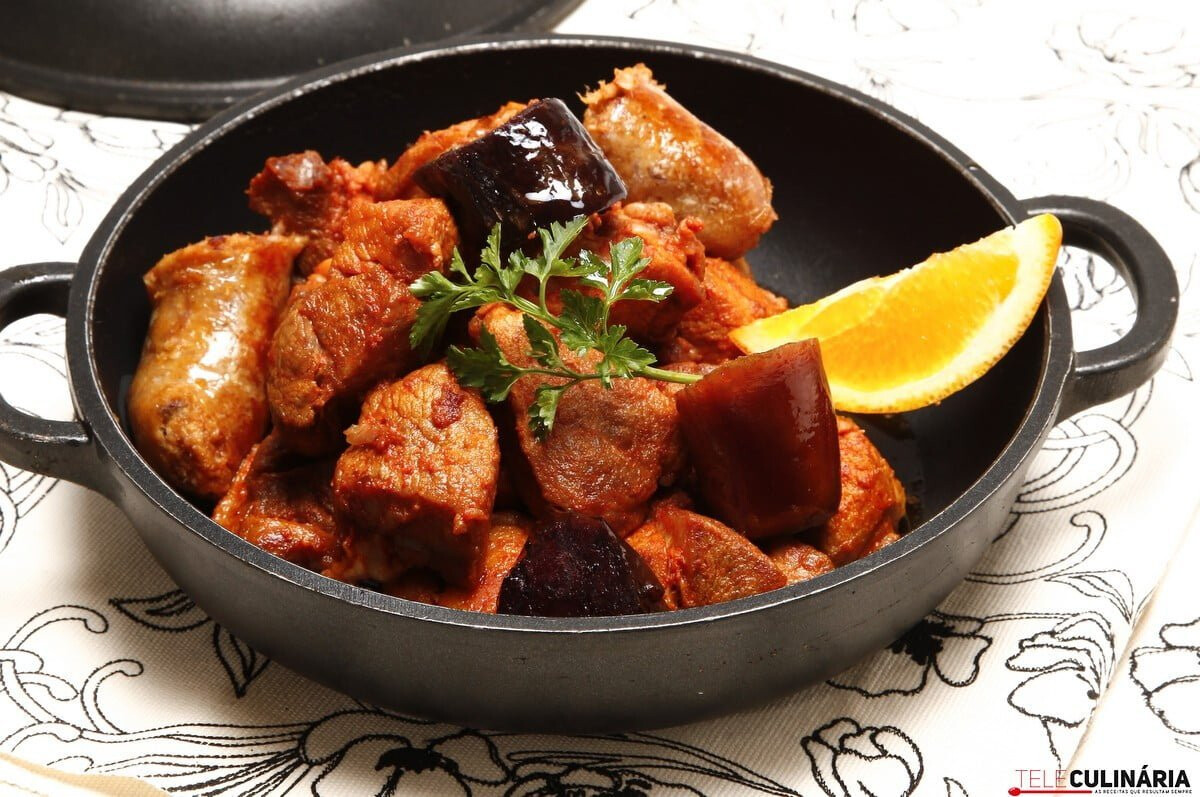 Carne de porco com enchidos