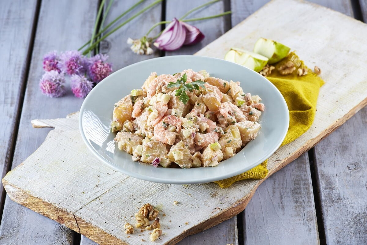 Salada de camarão com batata e nozes