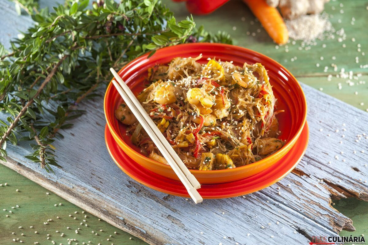 Massa de arroz com camarão e milho