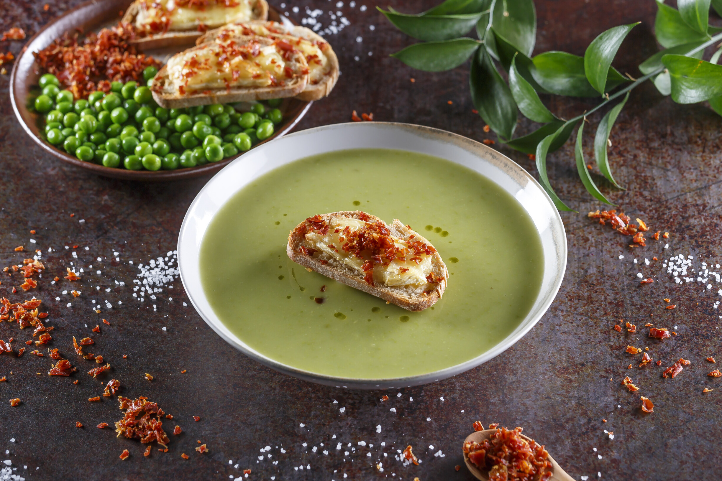 Sopa de ervilhas com tosta de brie e presunto