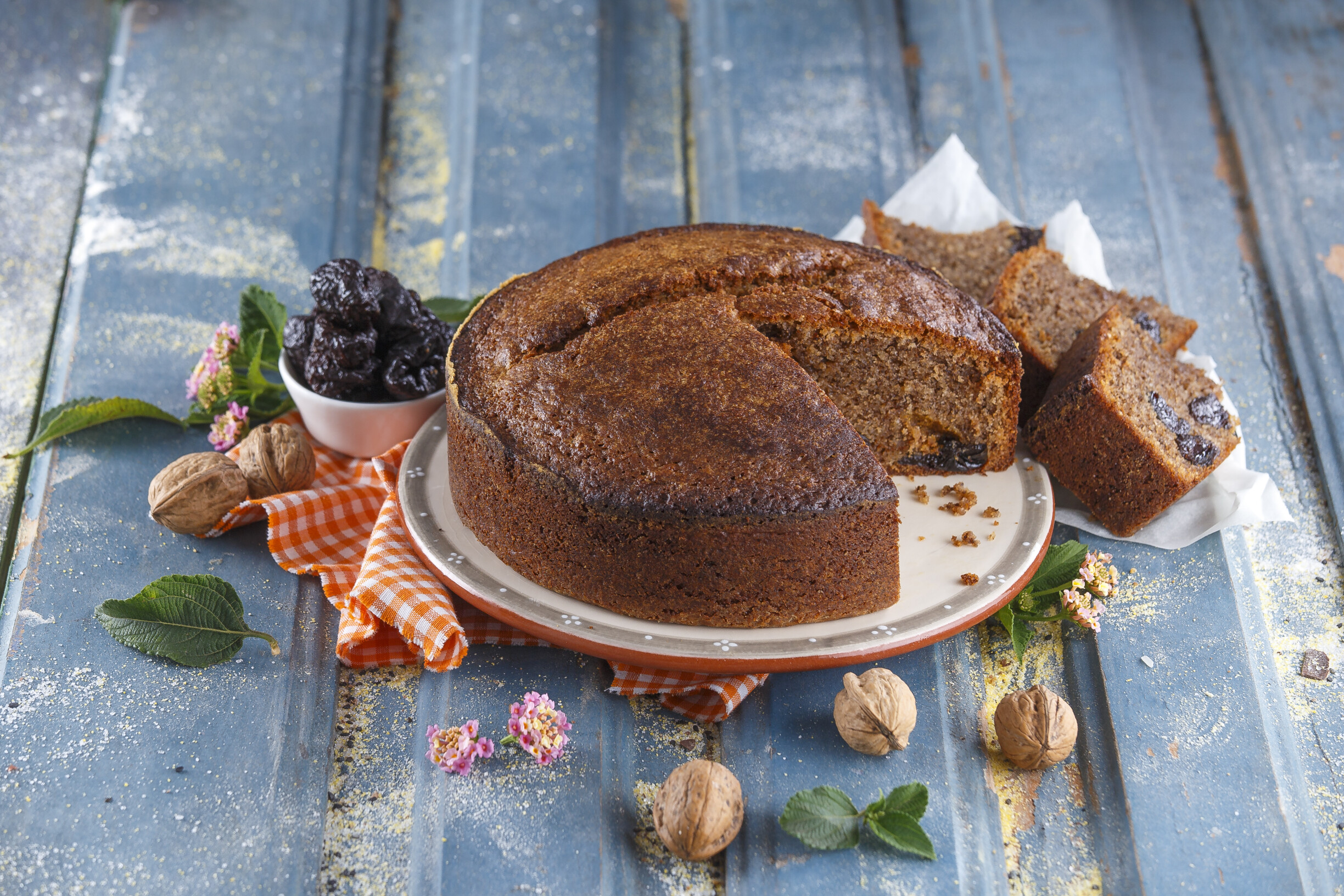 Bolo de nozes e ameixas